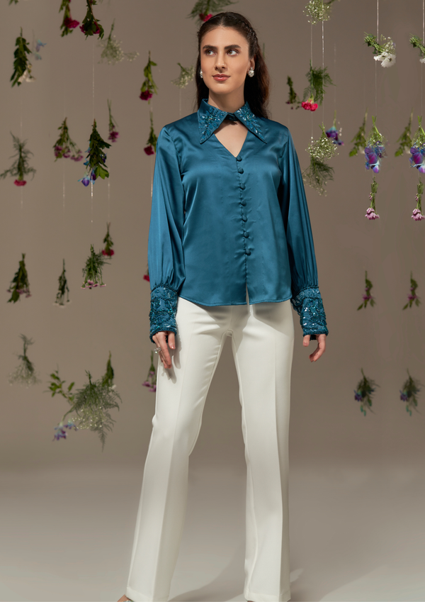 Shirt with a stylish collar and puff sleeves highlighted with embroidery on the cuff and collar